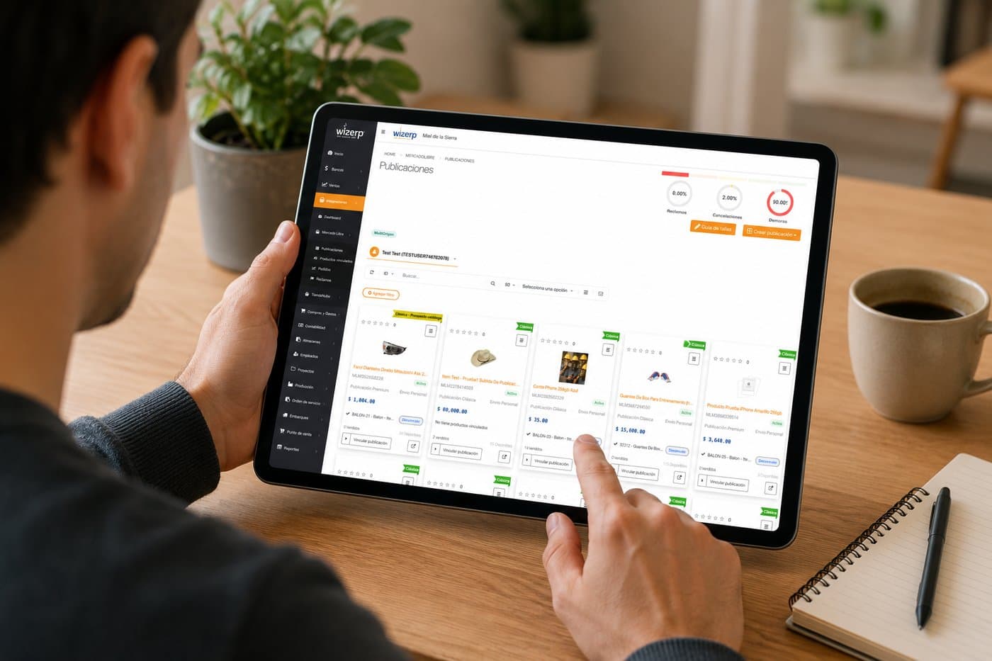 Vendedor de Mercado Libre revisando publicaciones en una tableta con Wizerp