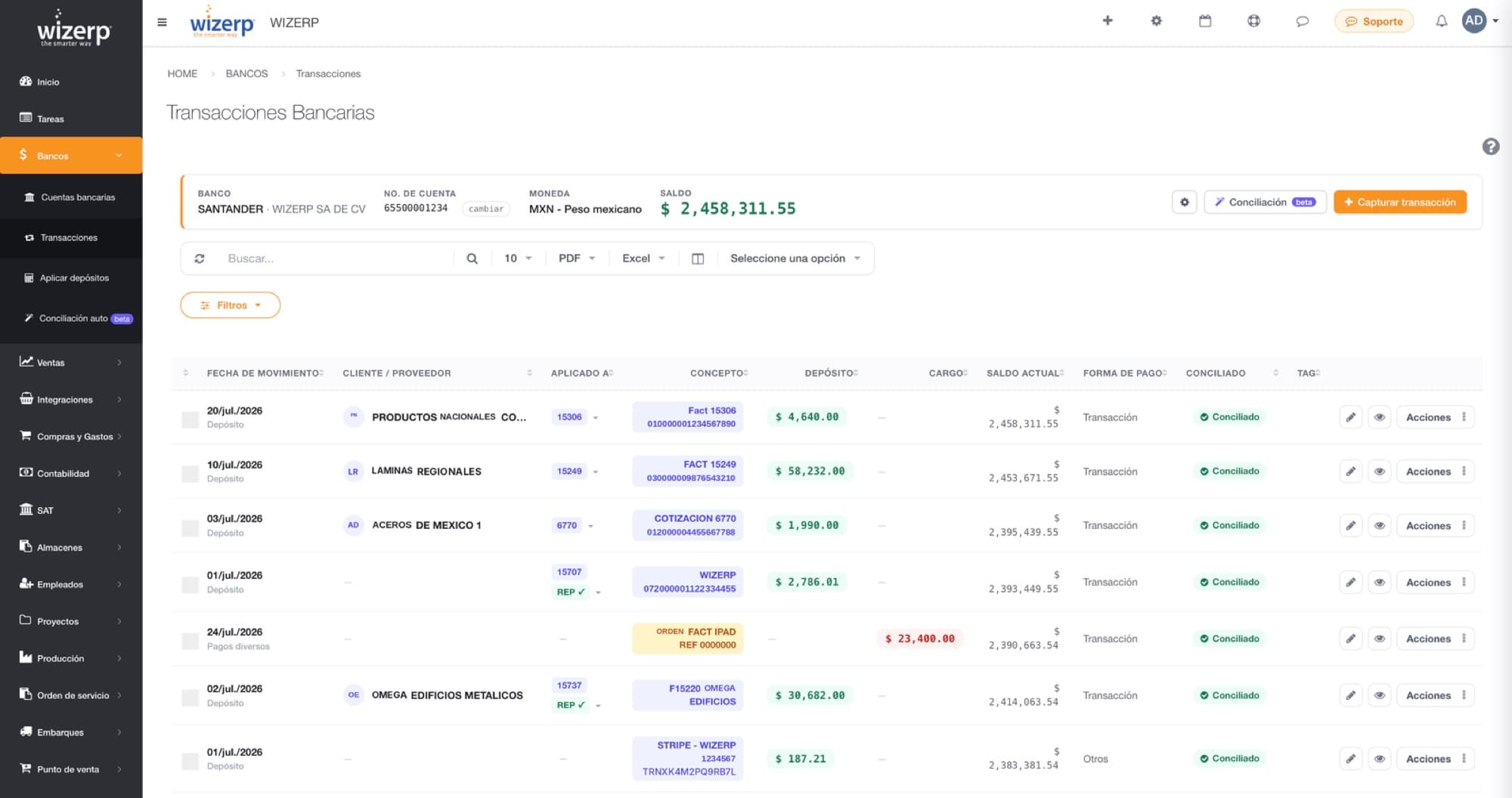 Vista de transacciones bancarias en Wizerp — tabla con fecha, cliente/proveedor, factura aplicada, depósito, cargo, saldo actual, forma de pago, estatus de conciliación y complemento de pago timbrado